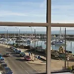 Апартаменты Harbourside With Private Parking
