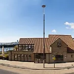 Harbourside With Private Parking Скарборо