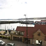 Harbourside With Private Parking Скарборо
